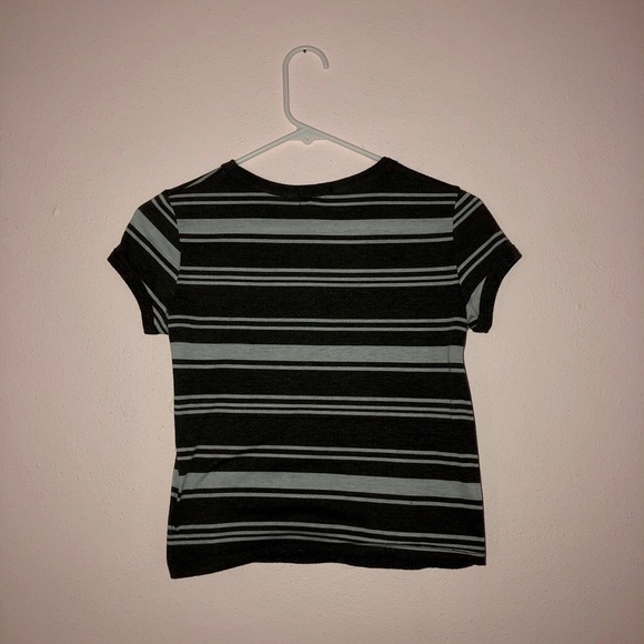 Wet Seal slightly cropped tee SMALL - Picture 3 of 4